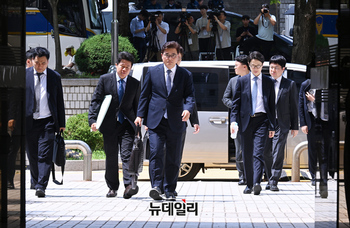[포토] 윤석열 전 대통령 영장심사 출석하는 박억수 특검보