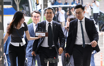 [포토] 영장심사 출석하는 윤석열 전 대통령 변호인단