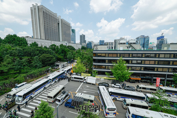 [포토] 尹 영장심사, 경찰버스로 둘러싸인 서울중앙지법