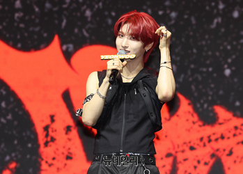 [포토] 레드헤어로 컴백한 나우즈 연우