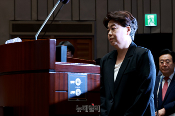 [포토] 단상으로 향하는 윤희숙 혁신위원장