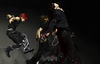 [영상] 팀명 바꾸고 컴백한 '나우즈'...첫번째 타이틀 '에버글로우' 무대