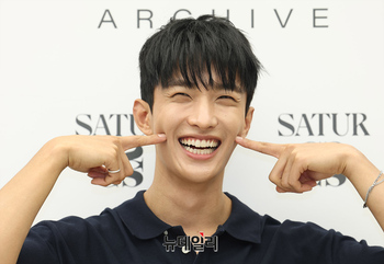 [영상] 명동에 등장한 세븐틴 도겸, 함박 웃음