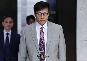 [포토] 금통위 본회의 참석하는 이창용 한국은행 총재