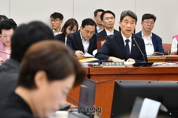 [포토] 답변하는 이주호 사회부총리 겸 교육부 장관