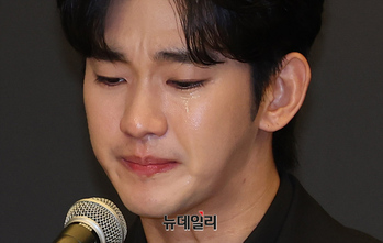 [단독] 김수현, 광고주에 100억 대 줄소송 당해 … 30억 대 가압류까지 '이중고' 