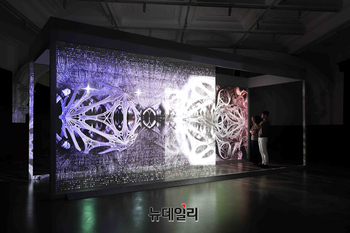 [포토] 신세계백화점 "작가 강이연 '얽힘' 이야기 미디어아트로 만나세요"