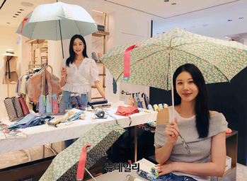 [포토] 신세계 강남점 “무더위와 자외선 피하는 화사한 우양산 만나보세요”