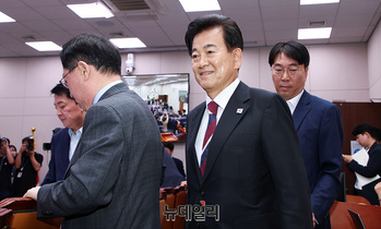 [포토] 청문회 참석하는 정동영 후보자 