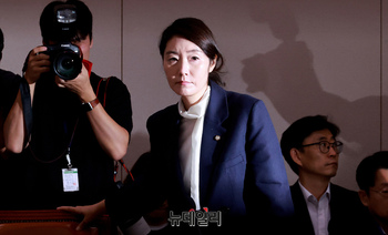 [포토] 굳은 얼굴로 청문회 참석하는 강선우 후보자
