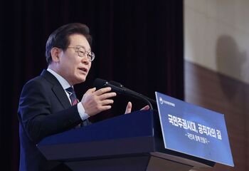 李 대통령, 신임 공무원 만나 '청렴' 강조 … "돈은 마귀, 눈 떠보면 코 꿰어 있어"
