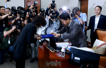 [포토] 선서문 전달하는 이진숙 부총리 후보자