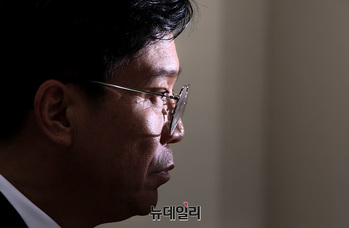 [포토] 생각에 잠긴 김영훈 노동부 장관 후보자 