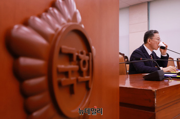 [포토] 국회서 물 마시는 정성호 법무부 장관 후보자