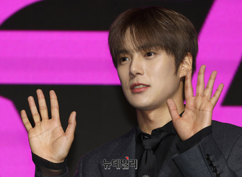 [포토] 몬스타엑스 민혁 "이번주 10주년 공연서 만나요"