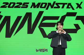 [포토] 10주년 맞은 몬스타엑스 기현 '요리 포즈'