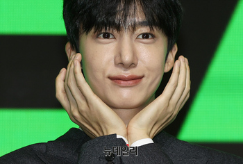 [포토] 몬스타엑스 형원 "10주년 공연은 라이브밴드와 함께"