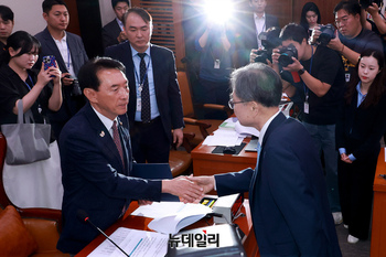 [포토] 선서문 제출하는 조현 외교부 장관 후보자