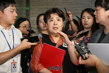 [포토] 비대위 마치고 나오는 윤희숙 국민의힘 혁신위원장