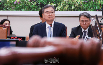 [포토] 질의 듣는 조현 후보자 