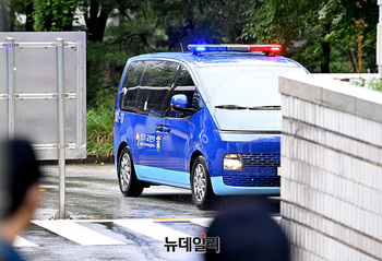 [포토] 서울중앙지법 도착한 尹 호송차량