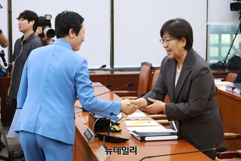 [포토] 의원들과 인사 나누는 정은경 후보자