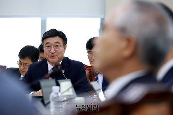[포토] 답변하는 윤호중 행정안전부 장관 후보자