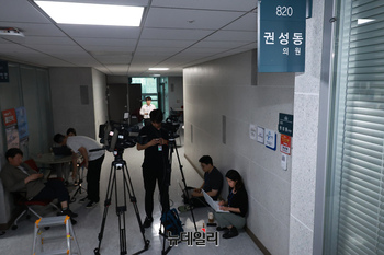 [포토] 권성동 의원실 특검 압수수색