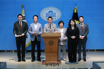 [포토] 특검 압수수색 관련 입장발표 하는 국민의힘 법사위원들