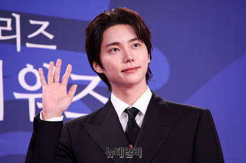 [영상] 손인사 하는 정현규 