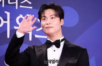 [영상] 허남준 '반가운 손인사'