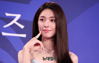 [영상] 하영 '볼 콕'