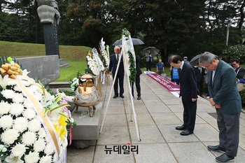 [포토] 헌화하는 변정일 이승만바로알기국민연합 대표