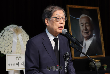 [포토] 추모사하는 김황식 이승만대통령기념재단 이사장