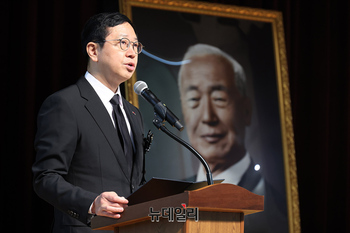 [포토] 추도사 대독하는 전종호 서울보훈청장