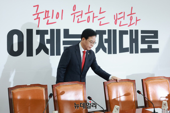 [포토] 회의 참석하는 송언석 국민의힘 비상대책위원장
