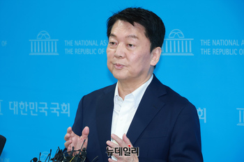 [포토] 기자들의 질문에 답하는 안철수 국민의힘 의원