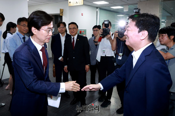 [포토] 소통관서 마주친 안철수·조경태