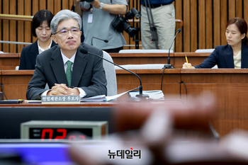 [포토] 답변하는 김상환 헌법재판소장 후보자