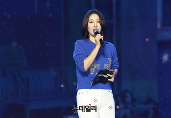 [포토] TXT 소개하는 신아영 아나운서