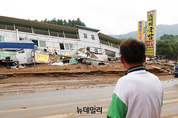 [포토] '가평 폭우' 무너진 가게 바라보는 주민 