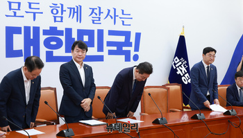 [포토] 원내대책회 참석하는 김병기 민주당 대표 직대