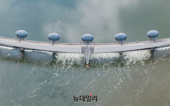 [포토] 물 흘려 보내는 '4대강' 이포보