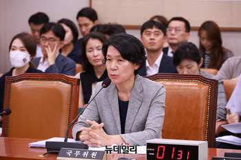 [포토] 의원들이 질문에 답하는 최은옥 교육부 차관