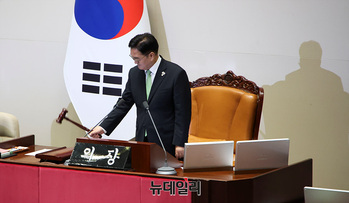 [포토] 의사봉 두드리는 우원식 국회의장 