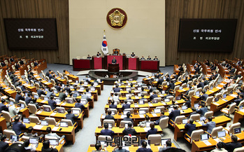 [포토] 신임 국무위원 인사하는 조현 외교부 장관 