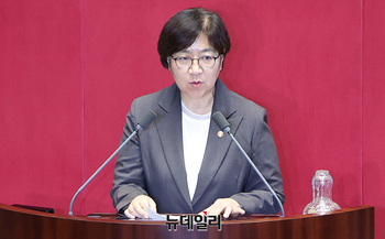 [포토] 연단 오른 정은경 보건복지부 장관