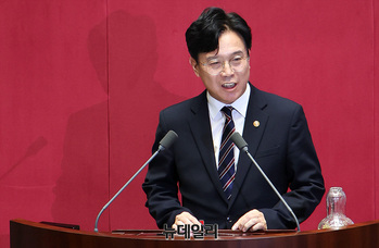 [포토] 인사하는 김영훈 고용노동부 장관