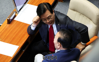 [포토] 대화 나누는 송언석-박덕흠 