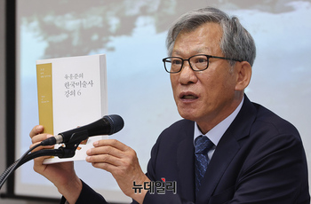 [포토] 저서 소개하는 유홍준 신임 국립중앙박물관장